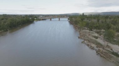 Avustralya 'nın Yeni Güney Galler bölgesindeki Penrith' teki Victoria Köprüsü yakınlarındaki Nepean Nehri 'nde şiddetli sel ve kıyı hasarı gösteren insansız hava aracı görüntüleri.