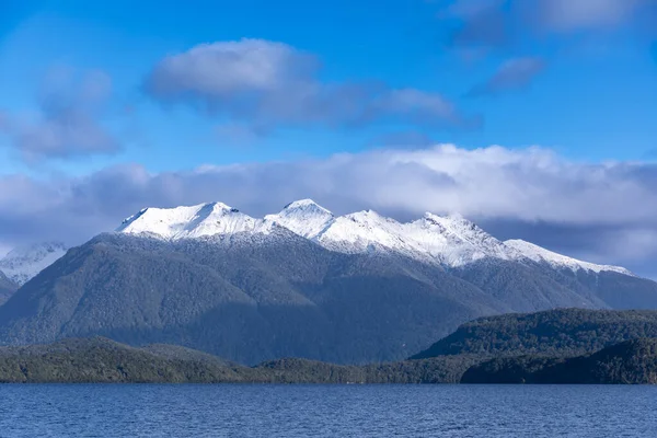 从斐济的Te Anau开车到新西兰南岛的Manapouri时 拍摄了一个蓝色的大湖泊和白雪覆盖的山脉 — 图库照片