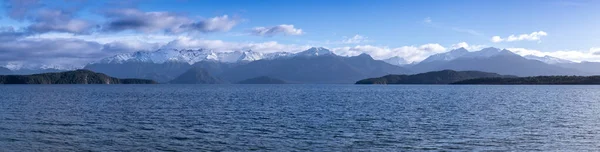 Fotografia Grande Lago Azul Cordilheira Coberta Neve Enquanto Dirigia Anau — Fotografia de Stock