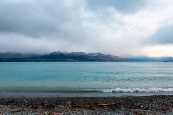 Fotografia Lago Pukaki Início Manhã Dia Nublado Com Montanhas Cobertas — Fotografia de Stock