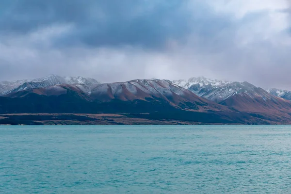 Φωτογραφία Της Λίμνης Pukaki Νωρίς Πρωί Μια Συννεφιασμένη Μέρα Χιονισμένα — Φωτογραφία Αρχείου