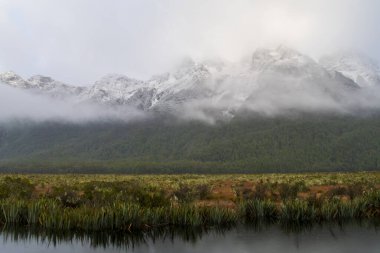 Yeni Zelanda 'nın Güney Adası' ndaki Fiordland Ulusal Parkı 'ndaki büyük bir sıradağda kar fotoğrafı.