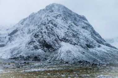 Yeni Zelanda 'nın Güney Adası' ndaki Fiordland Ulusal Parkı 'ndaki büyük bir sıradağda kar fotoğrafı.