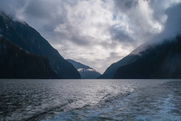 Yeni Zelanda 'nın Güney Adası' ndaki Fiordland Ulusal Parkı 'ndaki Milford Sound' da alçak asılı bulutların fotoğrafı.