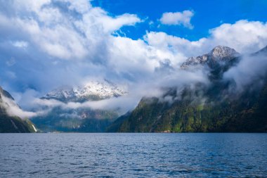 Yeni Zelanda 'nın Güney Adası' ndaki Fiordland Ulusal Parkı 'nda Milford Sound' da açık mavi bir gökyüzüne karşı bir dağ sırasındaki kar fotoğrafı.