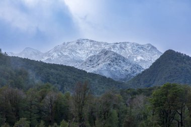 Yeni Zelanda 'nın Güney Adası' ndaki Fiordland Ulusal Parkı 'nda karla kaplı dağların fotoğrafları.