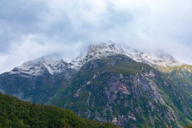 Yeni Zelanda 'nın Güney Adası' ndaki Fiordland Ulusal Parkı 'nda karla kaplı dağların fotoğrafları.