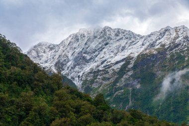 Yeni Zelanda 'nın Güney Adası' ndaki Fiordland Ulusal Parkı 'nda karla kaplı dağların fotoğrafları.