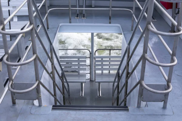 Yeni Zelanda 'nın Güney Adası' ndaki Fiordland Ulusal Parkı 'ndaki Milford Sound' da bir tur teknesinde üst güverteden çıkan merdivenlerin fotoğrafı.