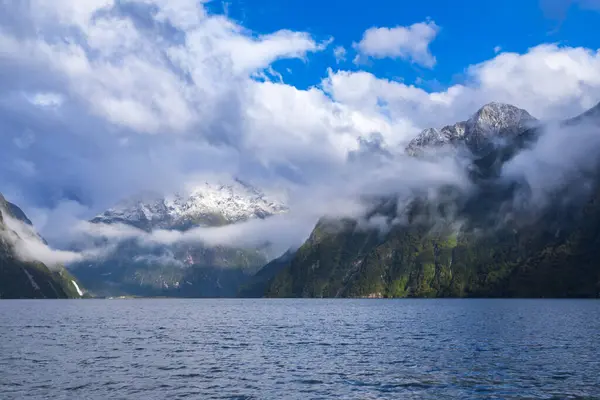 Fotografía Nieve Una Cordillera Contra Cielo Azul Brillante Milford Sound — Foto de Stock