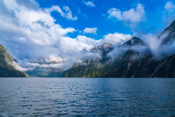 Fotografía Nieve Una Cordillera Contra Cielo Azul Brillante Milford Sound — Foto de Stock