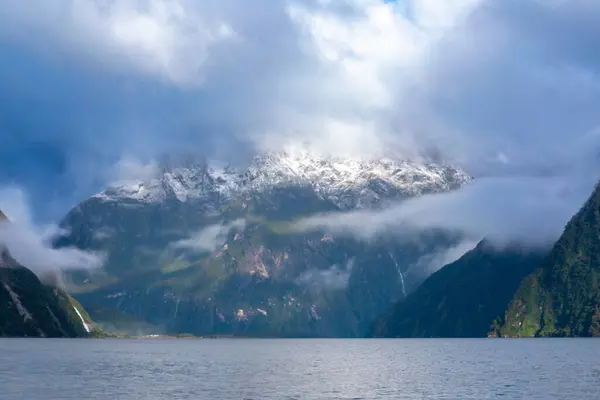 Fotografia Montanhas Nuvens Névoa Vista Água Milford Sound Fiordland National — Fotografia de Stock