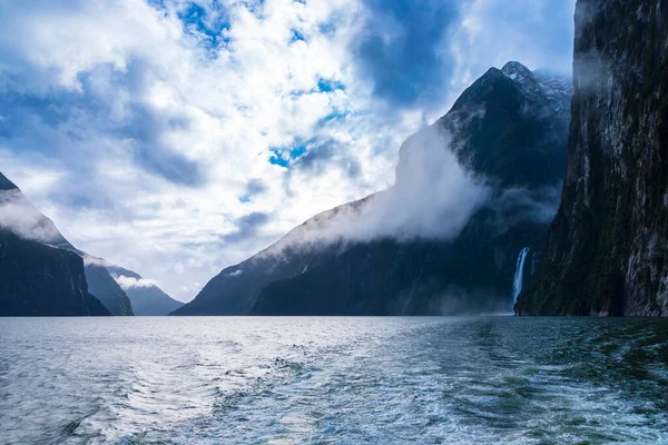 ニュージーランド南島フィヨルドランド国立公園のミルフォードサウンドの非常に豪雨と寒い天気の後の滝の写真 — ストック写真