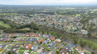 Avustralya 'nın Yeni Güney Galler bölgesindeki büyük Sydney bölgesinde Glenmore Park' ın banliyölerindeki konut ve eğlence alanlarının insansız hava aracı fotoğrafları.