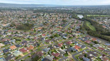 Avustralya 'nın Yeni Güney Galler bölgesindeki büyük Sydney bölgesinde Glenmore Park' ın banliyölerindeki konut ve eğlence alanlarının insansız hava aracı fotoğrafları.