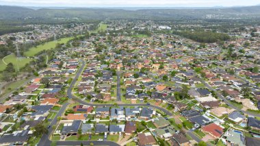 Avustralya 'nın Yeni Güney Galler bölgesindeki büyük Sydney bölgesinde Glenmore Park' ın banliyölerindeki konut ve eğlence alanlarının insansız hava aracı fotoğrafları.