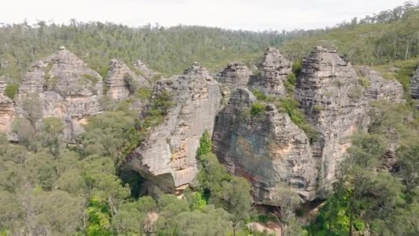 オーストラリアのニューサウスウェールズ州セントラルタブランドのリッジゴーの町近くの石造りの庭で砂岩の岩層のドローン映像 — ストック動画