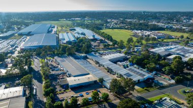 Avustralya 'nın Yeni Güney Galler bölgesindeki Penrith' in büyük Sydney banliyösündeki Nepean Business Park 'taki endüstriyel binaların ve çevrenin insansız hava aracı fotoğrafı.
