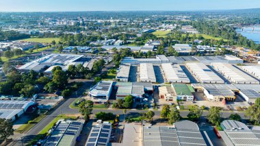 Avustralya 'nın Yeni Güney Galler bölgesindeki Penrith' in büyük Sydney banliyösündeki Nepean Business Park 'taki endüstriyel binaların ve çevrenin insansız hava aracı fotoğrafı.