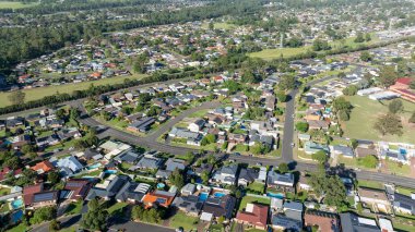 Avustralya 'nın Yeni Güney Galler' indeki Werrington County 'nin büyük Sydney banliyösündeki yerleşim evleri ve çevrelerinin insansız hava aracı fotoğrafı.