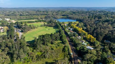 Avustralya 'nın NSW kentindeki Mavi Dağlar' daki Wentworth Falls Gölü 'ne giden tren hattının insansız hava aracı fotoğrafı..