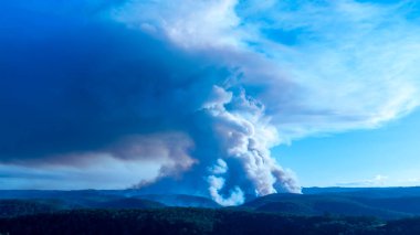 NSW, Avustralya 'daki Mavi Dağlar' daki Kırsal İtfaiye Teşkilatı tarafından yakılan kontrollü orman yangını azaltma operasyonunun insansız hava aracı fotoğrafı..
