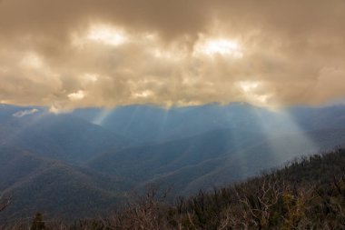 Karlı Dağlar bölgesinin fotoğrafı. Kosciuszko Ulusal Parkı 'nda, Karlı Dağlar Otoyolu' ndaki Black Perry gözcüsünden..