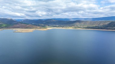 Avustralya 'nın Yeni Güney Galler kentindeki Kosciuszko Ulusal Parkı' ndaki Tumut ve Talbingo kasabaları arasındaki Karlı Dağlar bölgesindeki Tumut Nehri ve Havalandırma Barajı 'nın insansız hava aracı fotoğrafı..