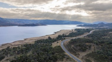 Avustralya 'nın Yeni Güney Galler kentindeki Kosciuszko Ulusal Parkı' ndaki Tumut ve Talbingo kasabaları arasındaki Karlı Dağlar bölgesindeki Tumut Nehri ve Havalandırma Barajı 'nın insansız hava aracı fotoğrafı..