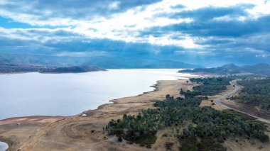 Avustralya 'nın Yeni Güney Galler kentindeki Kosciuszko Ulusal Parkı' ndaki Tumut ve Talbingo kasabaları arasındaki Karlı Dağlar bölgesindeki Tumut Nehri ve Havalandırma Barajı 'nın insansız hava aracı fotoğrafı..