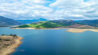 Avustralya 'nın Yeni Güney Galler kentindeki Kosciuszko Ulusal Parkı' ndaki Tumut ve Talbingo kasabaları arasındaki Karlı Dağlar bölgesindeki Tumut Nehri ve Havalandırma Barajı 'nın insansız hava aracı fotoğrafı..