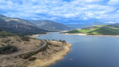 Avustralya 'nın Yeni Güney Galler kentindeki Kosciuszko Ulusal Parkı' ndaki Tumut ve Talbingo kasabaları arasındaki Karlı Dağlar bölgesindeki Tumut Nehri ve Havalandırma Barajı 'nın insansız hava aracı fotoğrafı..