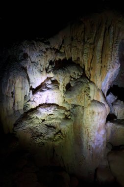 Avustralya 'daki Karlı Dağlar' daki Kosciuszko Ulusal Parkı 'ndaki Talbingo yakınlarındaki Yarrangobilly Mağaraları' nda dikitler, sarkıtlar ve diğer kireçtaşı kaya oluşumlarının fotoğrafları.