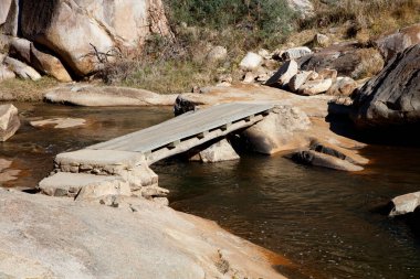 Adelong Çayı üzerindeki yürüyen köprünün fotoğrafı. Adelong Şelalesi Altın Madeni kalıntıları Avustralya 'nın Yeni Güney Galler' indeki Karlı Dağlar 'da..