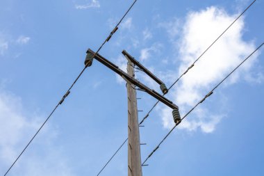 Fotoğraf, Avustralya 'nın Yeni Güney Galler bölgesindeki Mavi Dağlar' da bulunan ahşap bir telefon direğinin tepesine bakıyor..