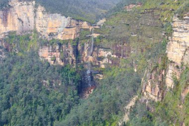 Yeni Güney Galler 'deki Blackheath yakınlarındaki Grose Vadisi' nde çağlayan manzaralı bir şelalenin fotoğrafı..