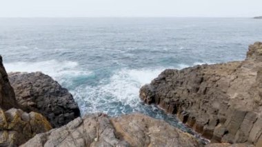 Avustralya 'nın Yeni Güney Galler bölgesindeki Kiama kıyı kasabasındaki Blowhole Point' te kayalara çarpan dalgaların görüntüleri.