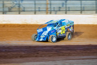 SYDNEY, NEW SOUTH WALES, AUSTRALIA - 5 Ekim 2024: Driver Andrew Prezzutti in the V8 Dirt Modified Series NSW State Championship at the Sydney International Speedway, NSW, Australia.