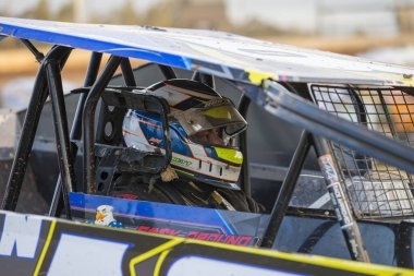 SYDNEY, NEW SOUTH WALES, AUSTRALIA - 5 Ekim 2024: Driver Chris Corbett in the V8 Dirt Modified Series NSW State Championship at the Sydney International Speedway, NSW, Australia.