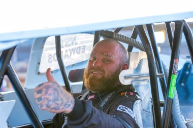 SYDNEY, NEW SOUTH WALES, AUSTRALIA - 5 Ekim 2024: Driver Daniel Edwards in the V8 Dirt Modified Series NSW State Championship in the Sydney International Speedway in Eastern Creek, NSW, Avustralya.