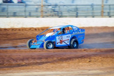 SYDNEY, NEW SOUTH WALES, AUSTRALIA - 5 Ekim 2024: Driver Mark Griffith in the V8 Dirt Modified Series NSW State Championship at the Sydney International Speedway, NSW, Australia.