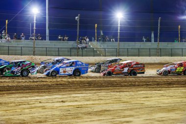 SYDNEY, NEW SOUTH WALES, AUSTRALIA - 5 Ekim 2024: Driver Mark Griffith in the V8 Dirt Modified Series NSW State Championship at the Sydney International Speedway, NSW, Australia.