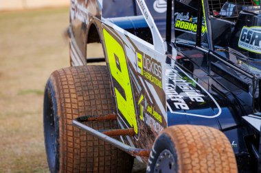 SYDNEY, NEW SOUTH WALES, AUSTRALIA - 5 Ekim 2024: Driver Mark Robinson V8 Dirt Modified Series NSW Eyalet Şampiyonası 'nda Sydney International Speedway, NSW, Avustralya.