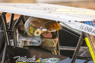 SYDNEY, NEW SOUTH WALES, AUSTRALIA - 5 Ekim 2024: Driver Mark Robinson V8 Dirt Modified Series NSW Eyalet Şampiyonası 'nda Sydney International Speedway, NSW, Avustralya.