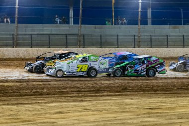SYDNEY, NEW SOUTH WALES, AUSTRALIA - 5 Ekim 2024: Driver Noah Douglas V8 Dirt Modified Series NSW State Championship in the Sydney International Speedway in Eastern Creek, NSW, Avustralya