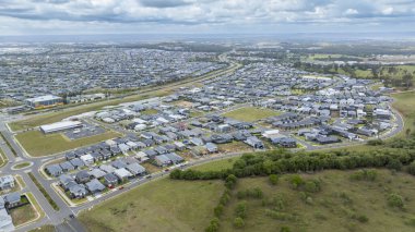 Batı Sydney, NSW Avustralya 'nın yüksek yoğunluklu kalkınma bölgesindeki Oran Park' ın hızlı büyüyen banliyösündeki evlerin ve altyapı gelişiminin insansız hava aracı fotoğrafı..