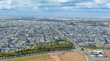 Batı Sydney, NSW Avustralya 'nın yüksek yoğunluklu kalkınma bölgesindeki Oran Park' ın hızlı büyüyen banliyösündeki evlerin ve altyapı gelişiminin insansız hava aracı fotoğrafı..