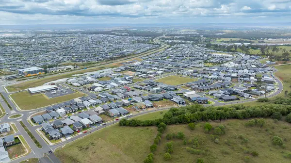 Batı Sydney, NSW Avustralya 'nın yüksek yoğunluklu kalkınma bölgesindeki Oran Park' ın hızlı büyüyen banliyösündeki evlerin ve altyapı gelişiminin insansız hava aracı fotoğrafı..