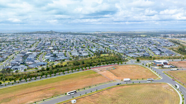 Беспилотник аэрофотосъемка домов и развития инфраструктуры в быстрорастущем пригороде парка Оран в регионе с высокой плотностью развития западного Сиднея, NSW Австралия.