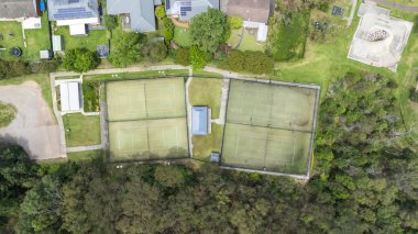 Avustralya, Yeni Güney Galler 'deki Mavi Dağlar' daki Winmalee ve Bölge Tenis Kulübü 'ndeki tenis kortlarının insansız hava aracı fotoğrafı..